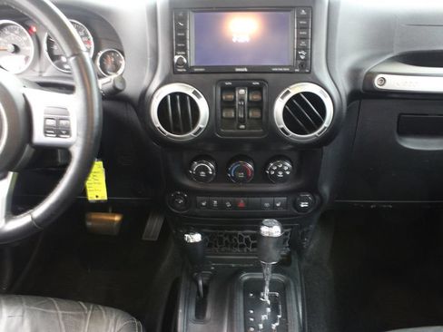 Used 2017 Jeep Wrangler Unlimited Rubicon AWD/4WD image 18