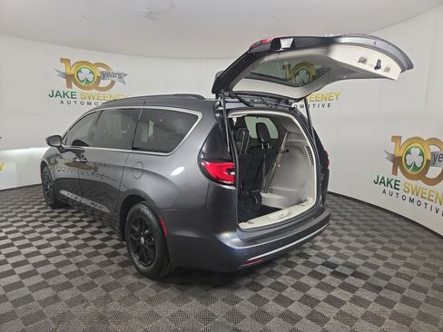 Used 2022 Chrysler Pacifica Touring-L image 32