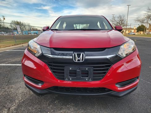 Used 2018 Honda HR-V LX image 2