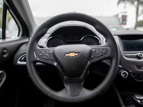 Used 2019 Chevrolet Cruze Sedan image 10