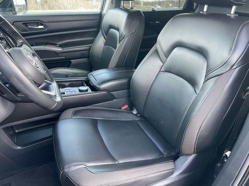 Certified 2023 Nissan Pathfinder SL w/ Black Appearance Package image 7