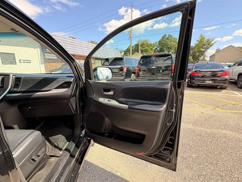 Used 2017 Toyota Sienna SE Premium FWD image 28