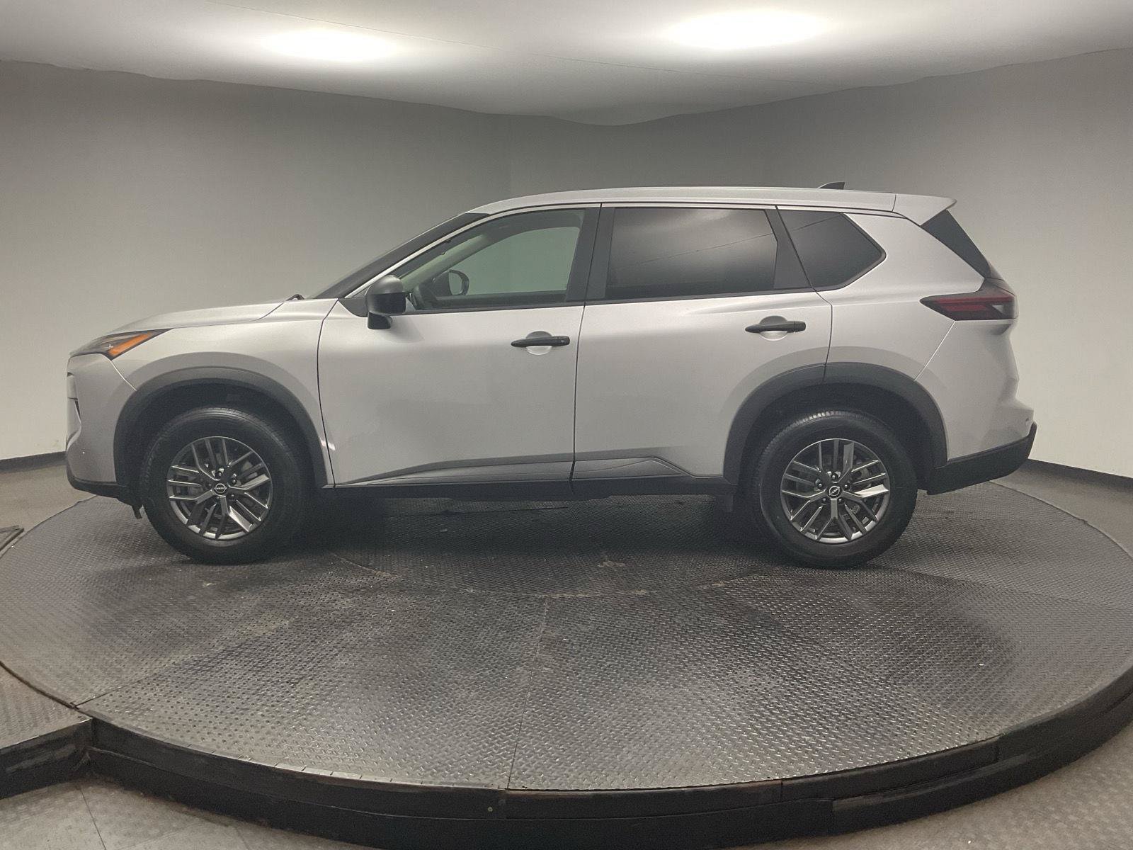 Used 2024 Nissan Rogue S FWD image 4