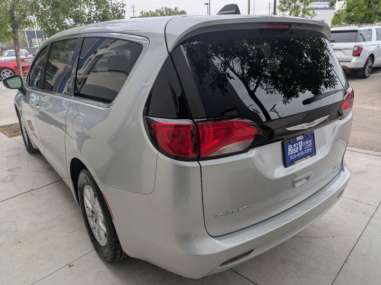 Used 2022 Chrysler Voyager LX FWD image 4