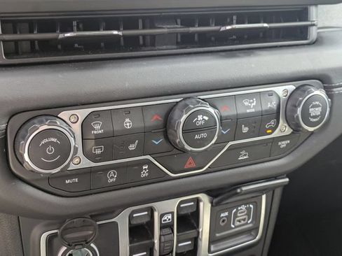 Used 2025 Jeep Wrangler Unlimited Sahara AWD/4WD image 24