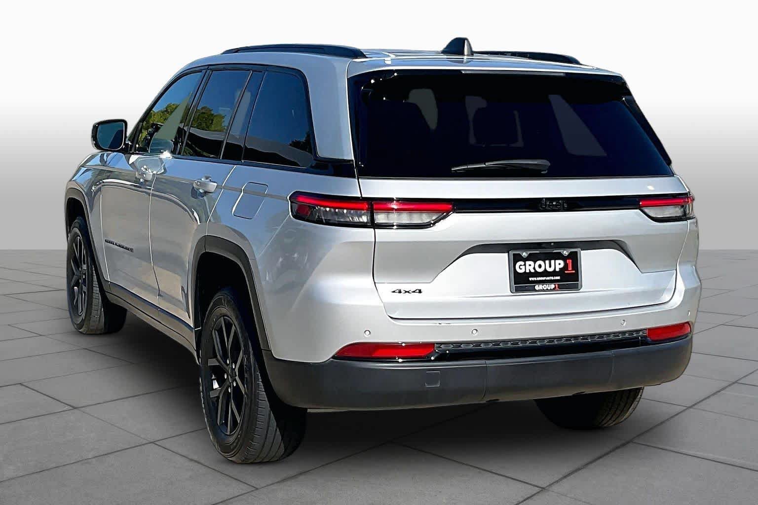 Used 2025 Jeep Grand Cherokee Altitude AWD/4WD image 12