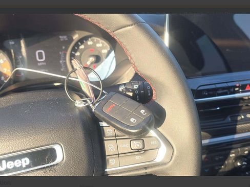 Used 2025 Jeep Compass Trailhawk AWD/4WD image 16