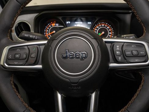 Used 2025 Jeep Wrangler Sahara image 17