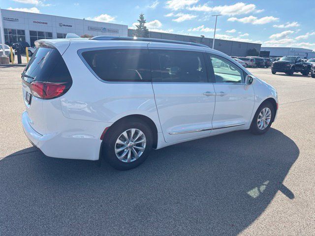 Used 2018 Chrysler Pacifica Touring-L Plus FWD image 4