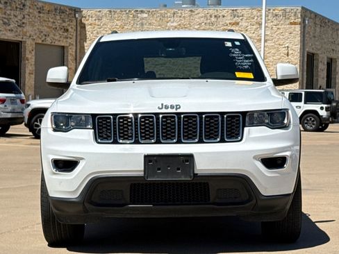 Used 2018 Jeep Grand Cherokee Laredo image 2