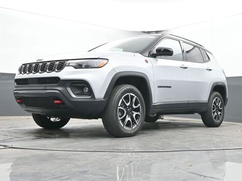 Used 2025 Jeep Compass Trailhawk AWD/4WD image 48