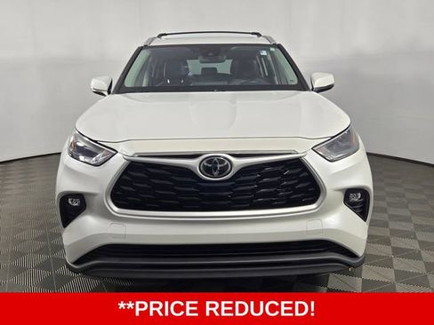 Used 2022 Toyota Highlander XLE FWD image 2
