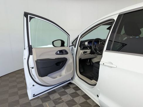 Used 2024 Chrysler Pacifica Touring-L FWD image 16