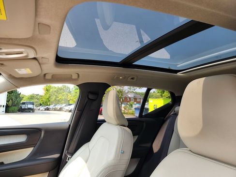 Certified 2025 Volvo XC40 B5 Plus AWD/4WD image 10