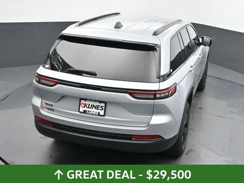 Used 2024 Jeep Grand Cherokee Altitude image 44