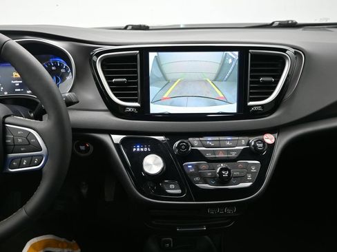 Used 2025 Chrysler Pacifica Select FWD image 21