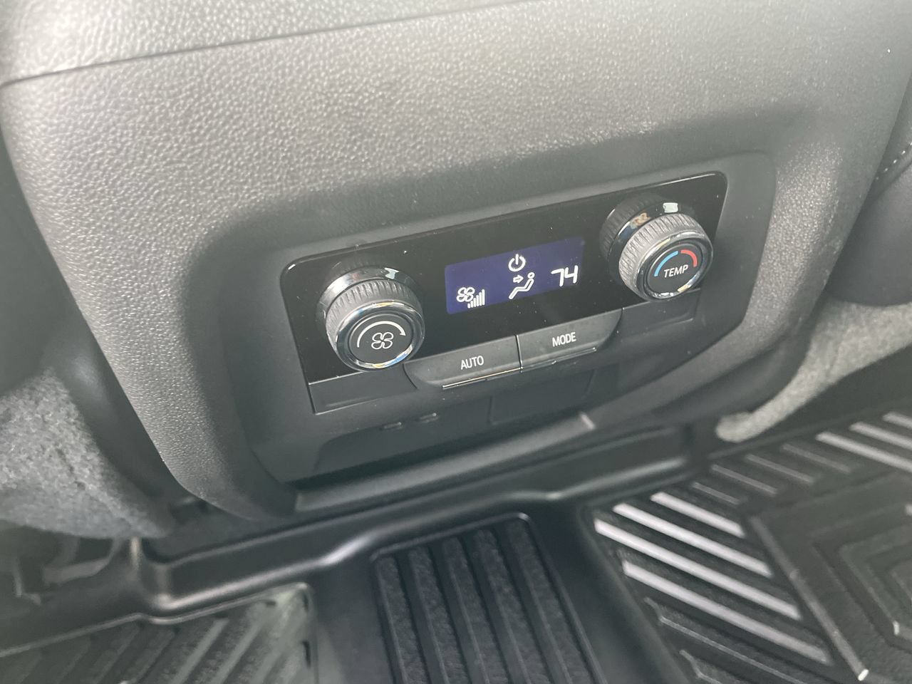 Used 2025 Chevrolet Traverse LT FWD image 22