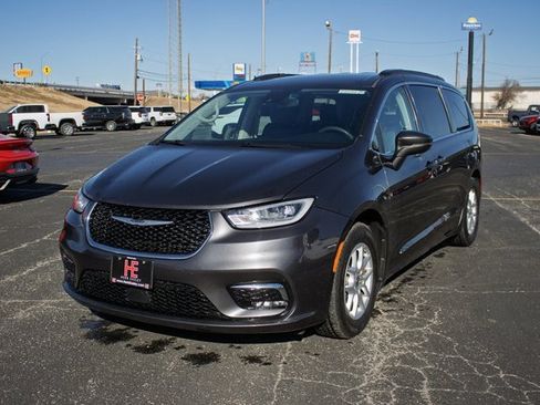 Used 2022 Chrysler Pacifica Touring-L image 7