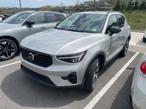 Used 2023 Volvo XC40 B5 Plus w/ Climate Package image 3