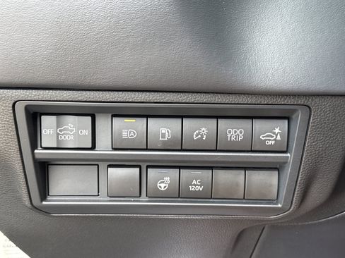 Used 2022 Toyota Tundra Platinum AWD/4WD image 22