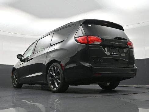 Used 2019 Chrysler Pacifica Limited w/ Advanced Safetytec Group FWD image 26