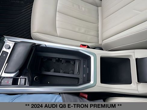 Used 2024 Audi Q8 e-tron Premium image 33