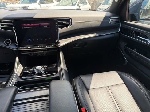 Used 2024 Jeep Wagoneer Series II w/ Flexible Seating Group AWD/4WD image 23