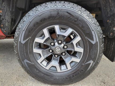 Used 2017 Toyota Tacoma TRD Off-Road AWD/4WD image 16