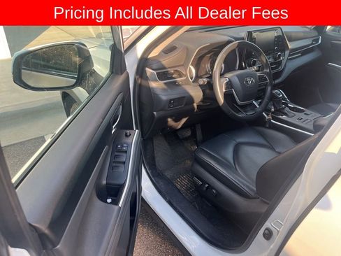 Used 2022 Toyota Highlander XLE AWD/4WD image 5