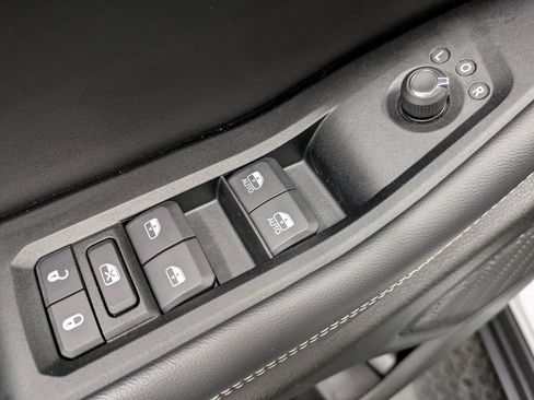 Used 2023 Jeep Grand Cherokee Altitude image 9