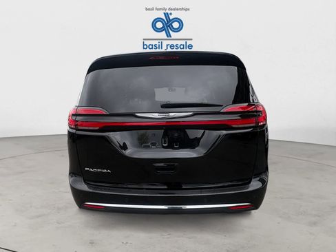 Used 2025 Chrysler Pacifica Select FWD image 4