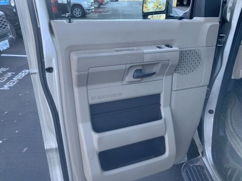 Used 2009 Ford E-350 and Econoline 350 Extended Wagon Super Duty image 12