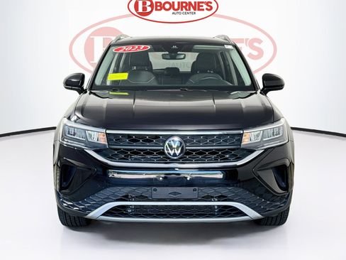 Used 2023 Volkswagen Taos SE w/ Panoramic Sunroof Package FWD image 6