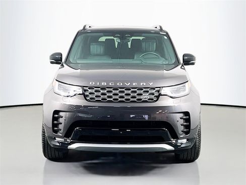 Used 2025 Land Rover Discovery Metropolitan Edition image 2