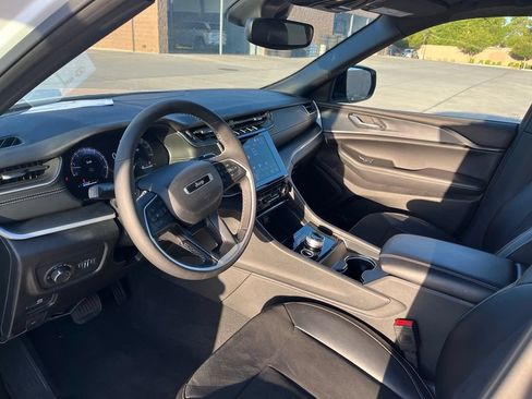 Used 2024 Jeep Grand Cherokee L Altitude RWD image 12