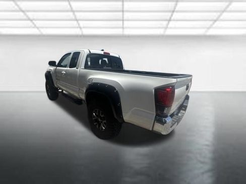 Used 2021 Toyota Tacoma SR5 w/ SR5 Appearance Package (SM) RWD image 3