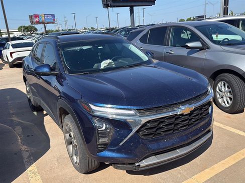 Used 2024 Chevrolet Trax LT w/ Driver Confidence Package FWD image 1
