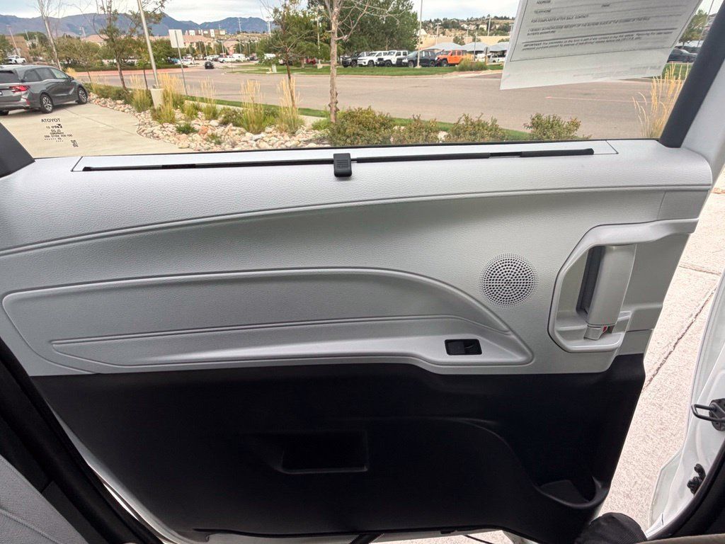 Used 2025 Toyota Sienna LE AWD/4WD image 29