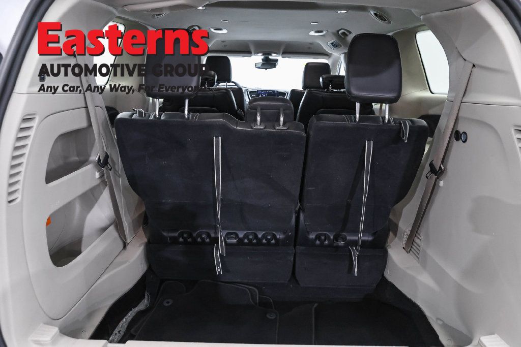 Used 2023 Chrysler Pacifica Touring-L FWD image 11