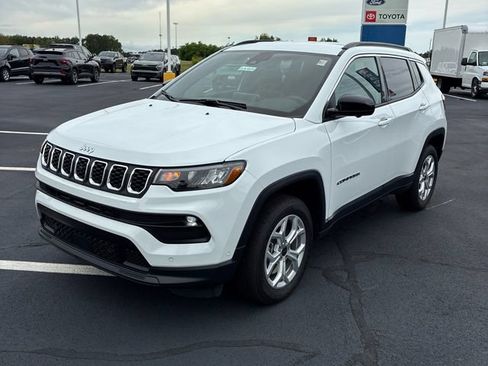 Used 2025 Jeep Compass Latitude w/ Convenience Group AWD/4WD image 1