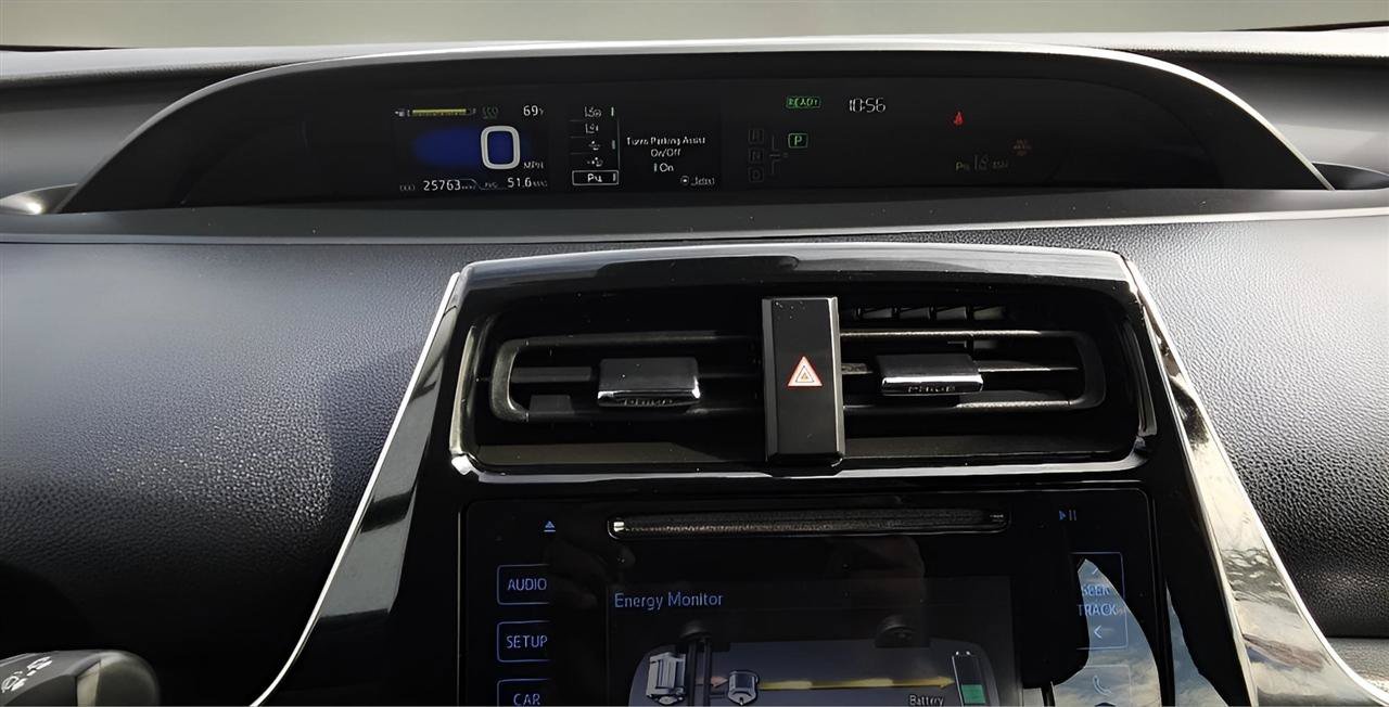 Used 2019 Toyota Prius LE FWD image 19