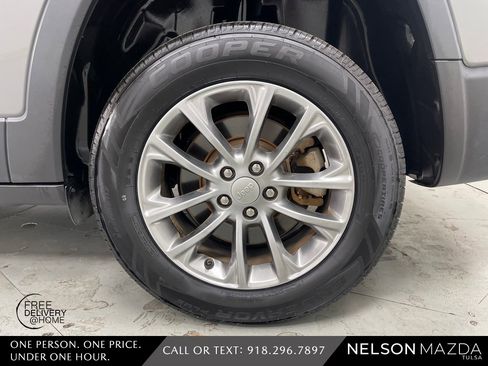 Used 2021 Jeep Cherokee Latitude Lux w/ Sun & Sound Group image 12