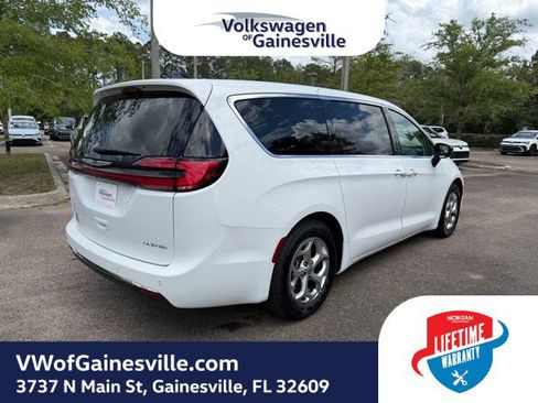 Used 2024 Chrysler Pacifica Limited FWD image 6