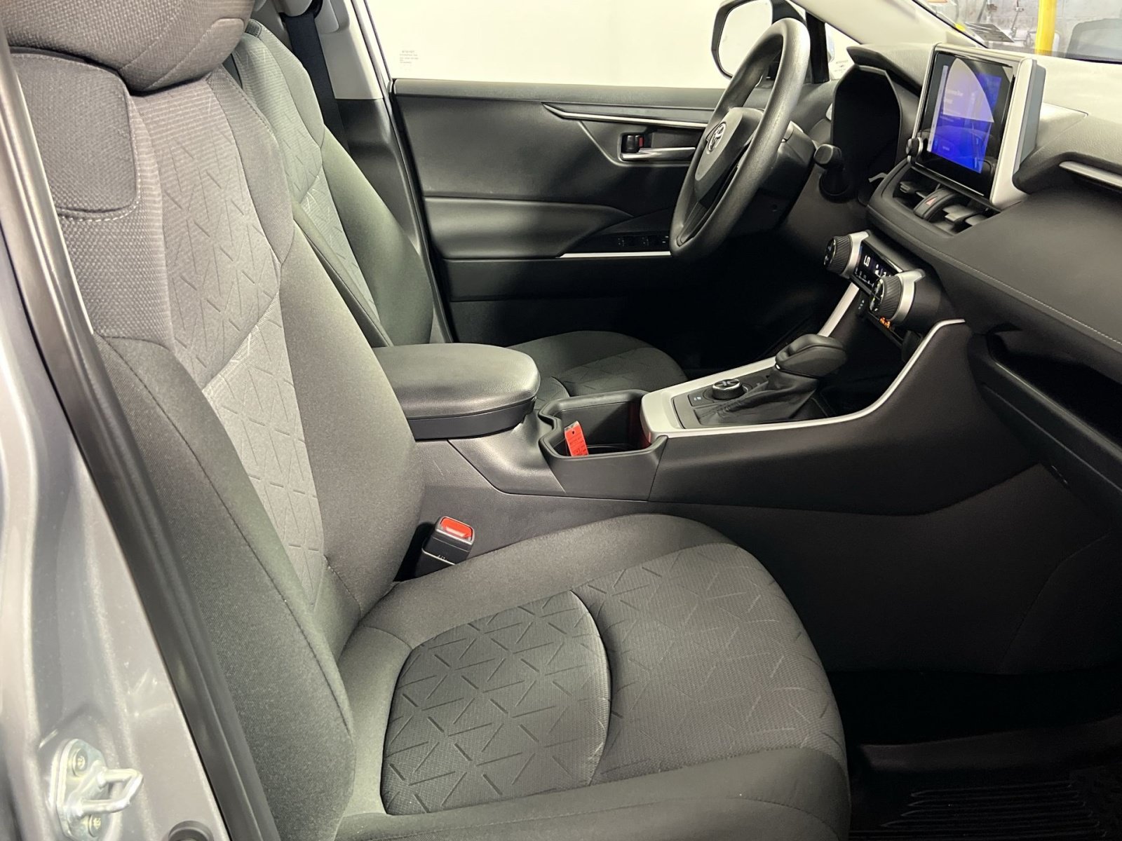 Used 2025 Toyota RAV4 XLE AWD/4WD image 28