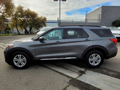 Used 2022 Ford Explorer XLT w/ Equipment Group 202A image 7