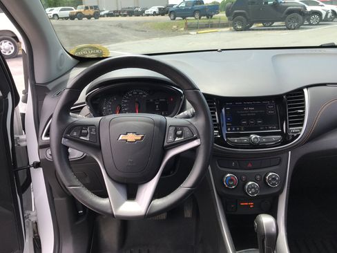 Used 2022 Chevrolet Trax LT w/ LT Convenience Package FWD image 9