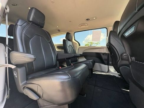 Used 2024 Chrysler Pacifica Touring-L FWD image 27