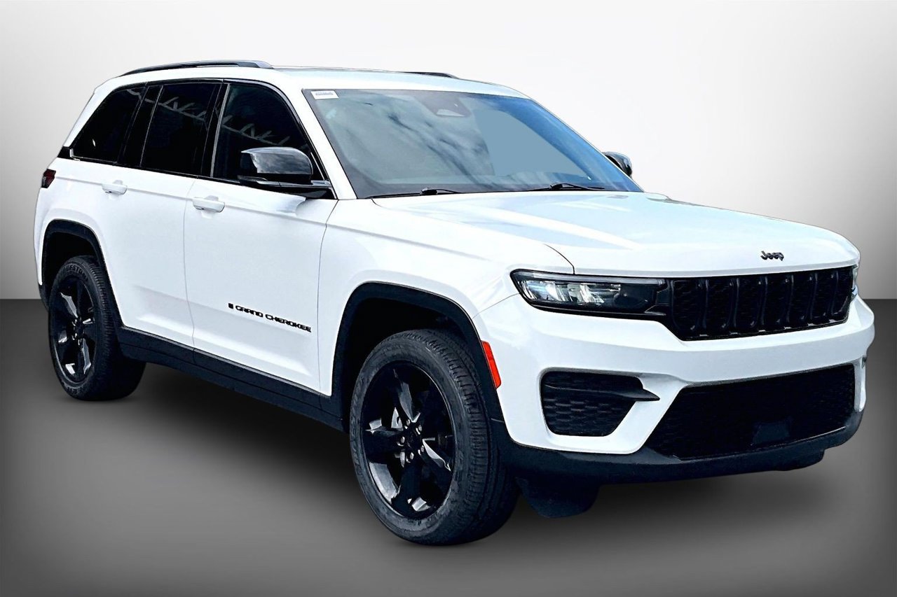 Used 2023 Jeep Grand Cherokee Altitude AWD/4WD image 2
