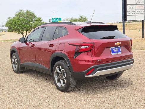 Used 2025 Chevrolet Trax LT FWD image 3