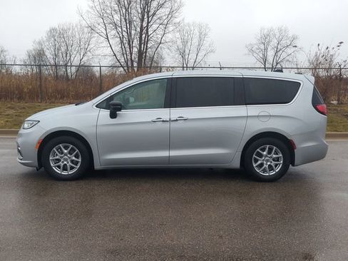 Used 2024 Chrysler Pacifica Touring-L image 6